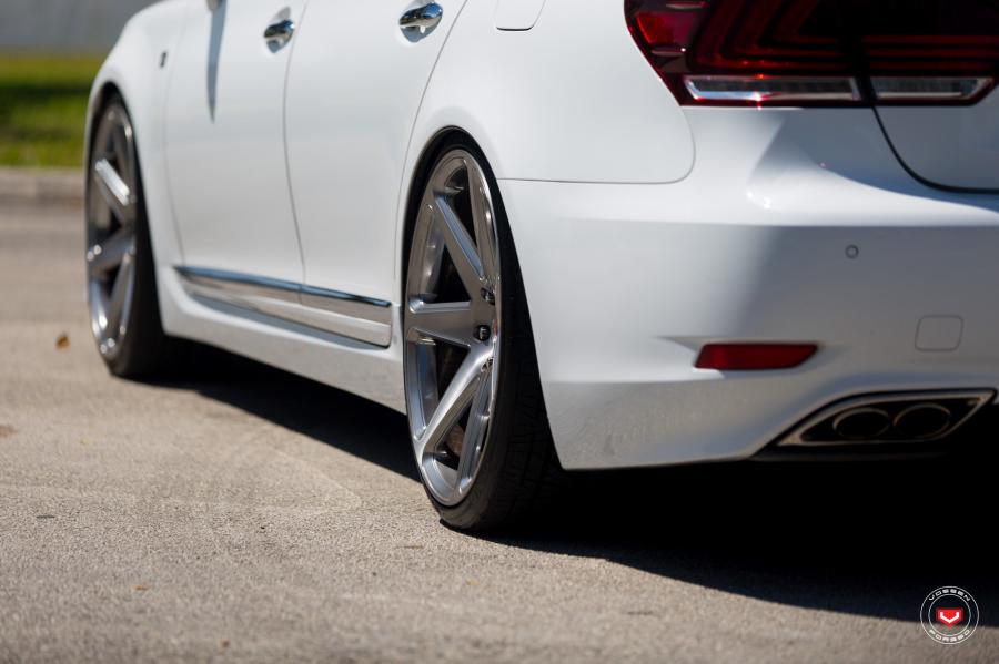 Детали экстерьера Lexus LS460 on Vossen Wheels (CG-207) 2017 года  (фото 28 из 35)
